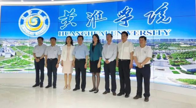 中華職業教育社理事長陳昌智、河南省副省長霍金花一行參觀展廳